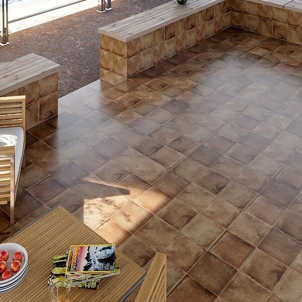 terraza exterior con Baldosa cerámica rustica Olite 33 x 33