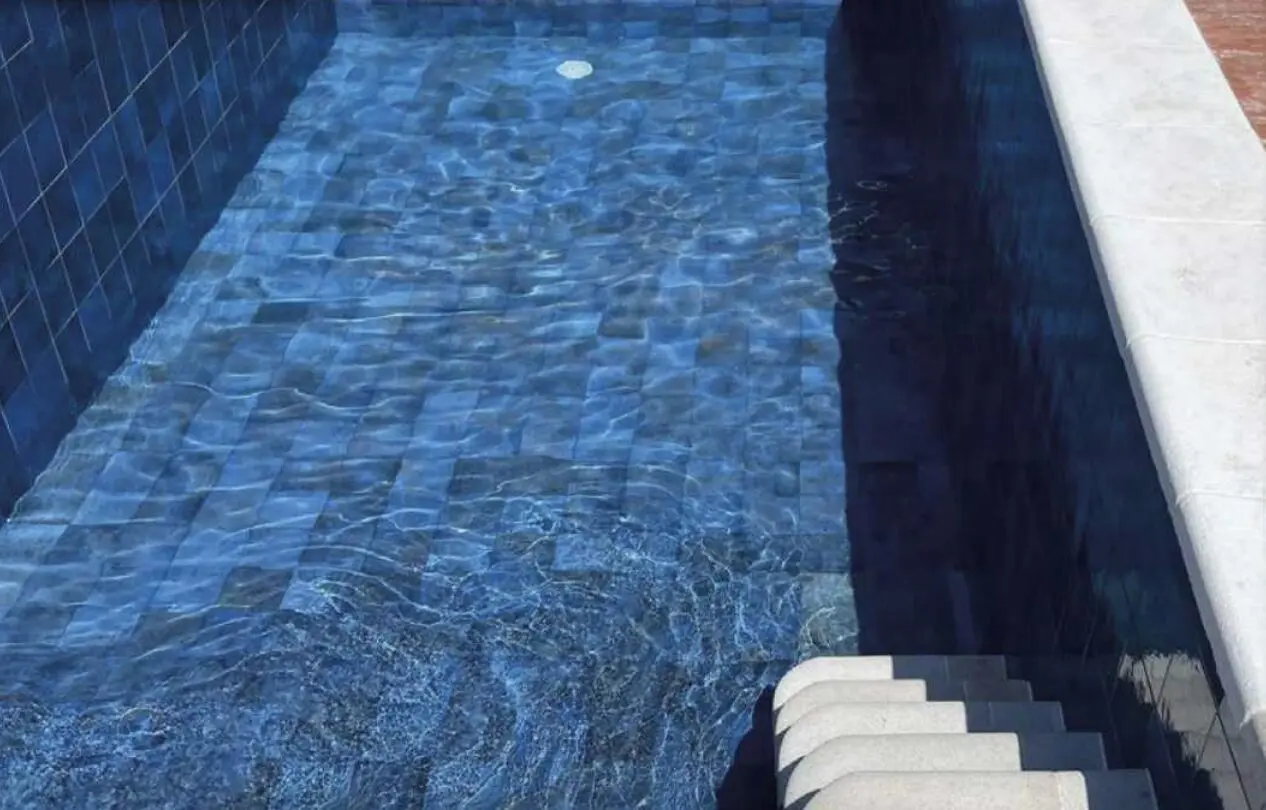 Azulejo porcelánico esmaltado Samoa en formato 25,8 × 46,5 cm, para piscinas y reforma de piscina exterior en Monovar