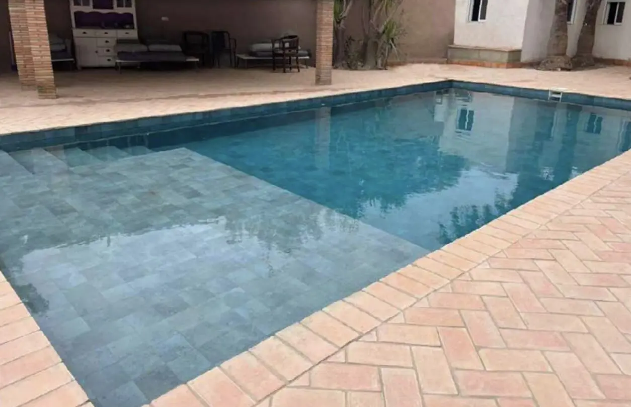 Azulejo porcelánico esmaltado Samoa en formato 25,8 × 46,5 cm, para piscinas y reforma de piscina exterior en Monovar