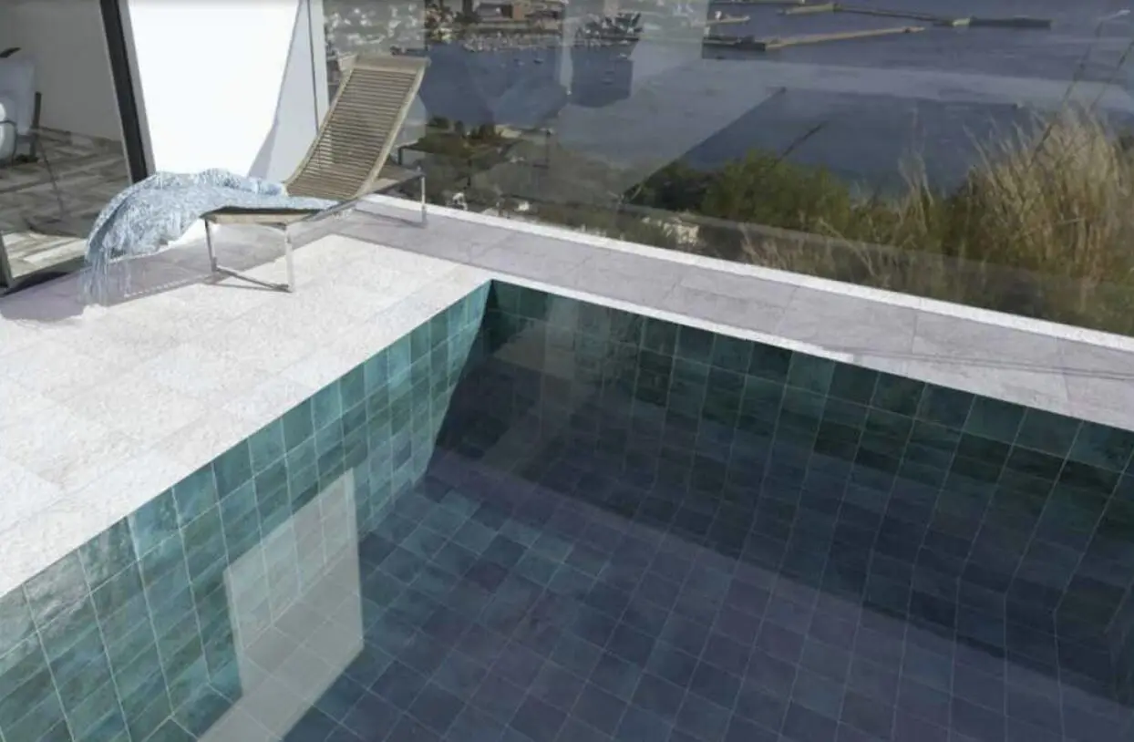 Azulejo porcelánico esmaltado Samoa en formato 25,8 × 46,5 cm, para piscinas y reforma de piscina exterior en Monovar